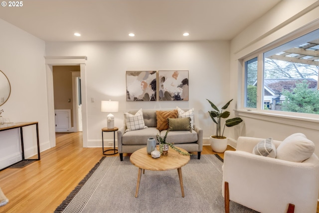 living area featuring light wood finished floors, recessed lighting, and baseboards