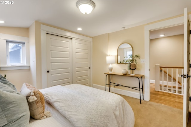 carpeted bedroom featuring recessed lighting, baseboards, and a closet