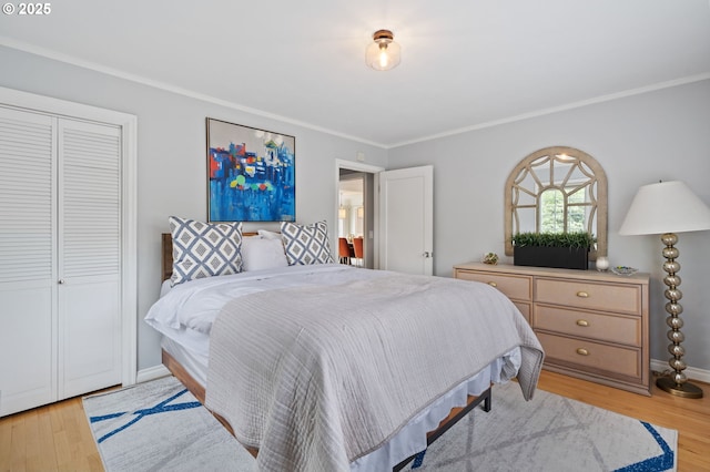 6413 Buena Vista Dr, Vancouver, WA 98661 - bedroom featuring crown molding, light wood-style flooring, and a closet