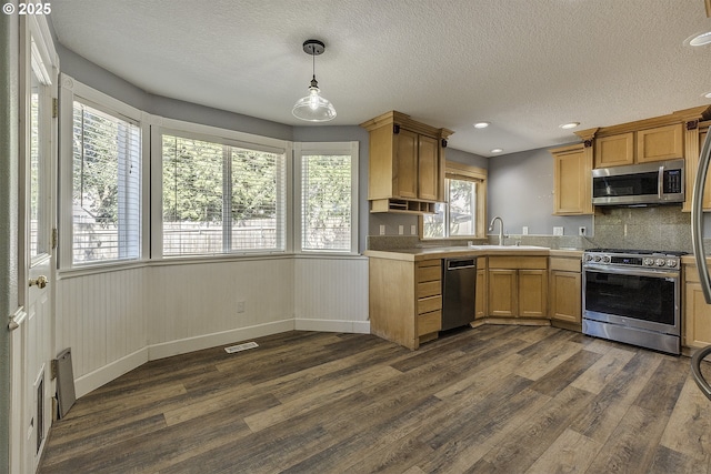 9373 SW Fast Pl, Portland, OR 97223 - kitchen with stainless steel appliances, dark wood-style floors, light countertops, a textured ceiling, and recessed lighting