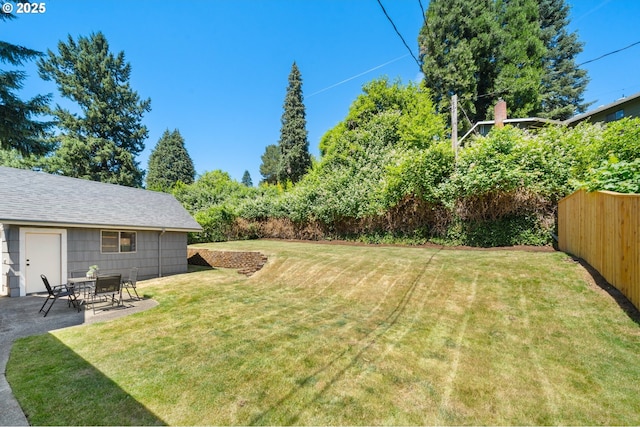 2822 NE Fremont Dr, Portland, OR 97220 - view of yard with a patio