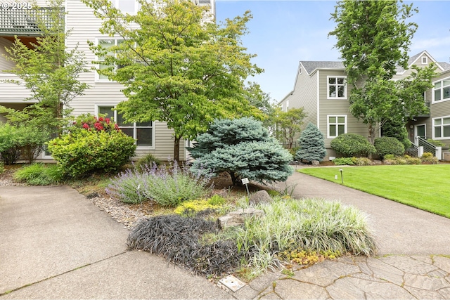 1710 S Harbor Way Unit 201, Portland, OR 97201 - view of community featuring a yard