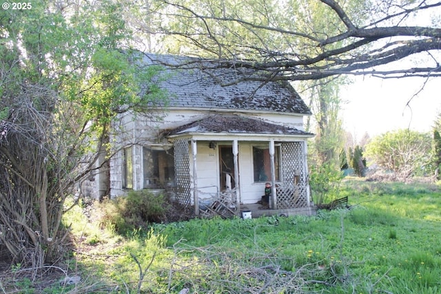 view of front of home with a shingled roof