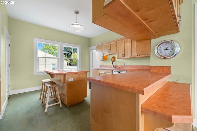 4536 N Haight Ave, Portland, OR 97217 - kitchen featuring a breakfast bar area, baseboards, a sink, and light countertops