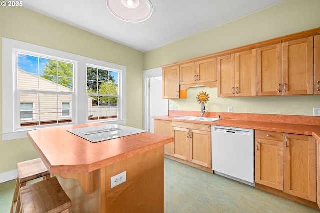 4536 N Haight Ave, Portland, OR 97217 - kitchen featuring a sink, dishwasher, a breakfast bar area, light countertops, and a center island