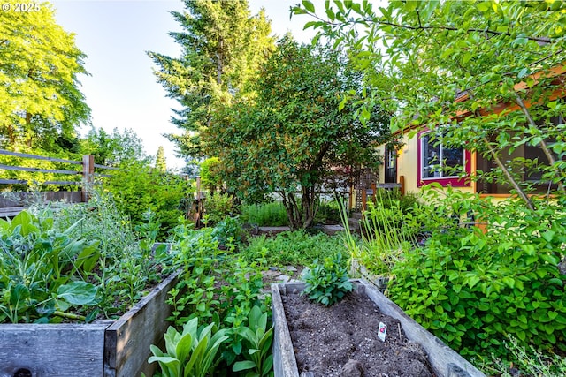 1327 Grant St, Eugene, OR 97402 - view of yard with a garden