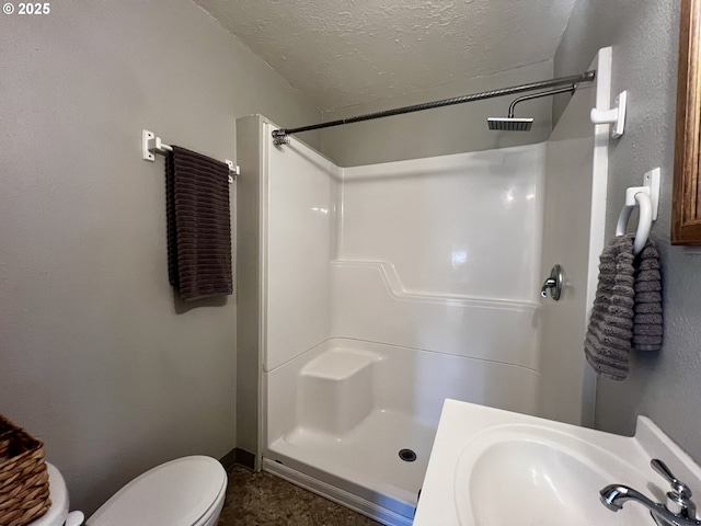 312 NW 7th St, Pendleton, OR 97801 - bathroom featuring a shower and a textured ceiling