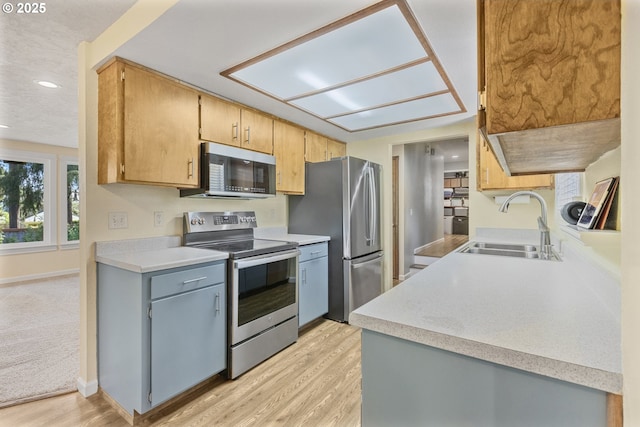 311 S 68th Pl, Springfield, OR 97478 - kitchen with stainless steel appliances, light wood finished floors, light countertops, and recessed lighting