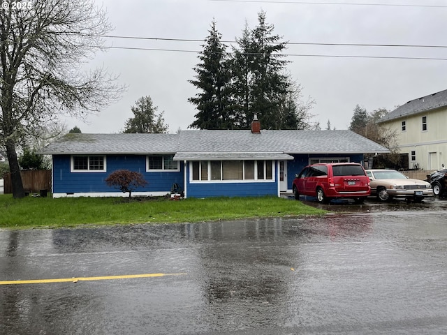 single story home featuring a front lawn