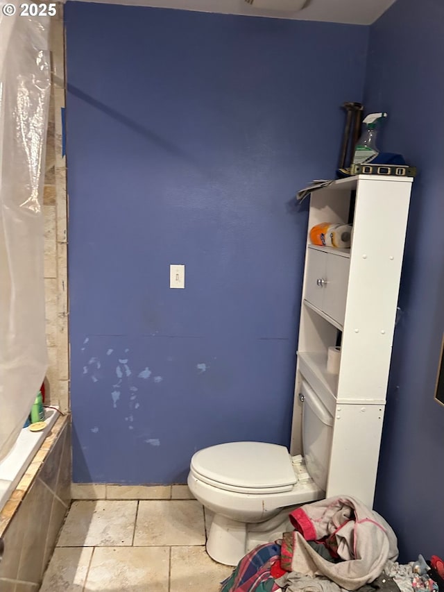 bathroom featuring tile patterned floors, a shower with curtain, and toilet