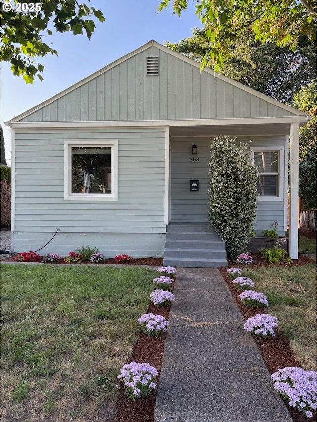 708 W 28th St, Vancouver, WA 98660 - bungalow-style house with a front lawn