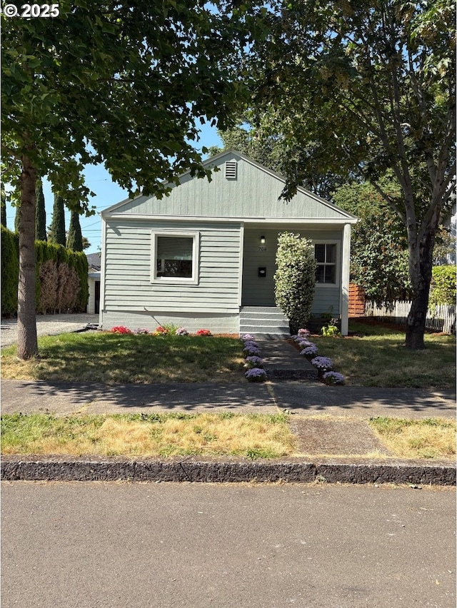 708 W 28th St, Vancouver, WA 98660 - bungalow-style home with a porch
