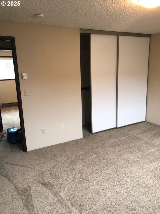 323 S Locust St, Canby, OR 97013 - unfurnished bedroom with carpet floors, a textured ceiling, and a closet