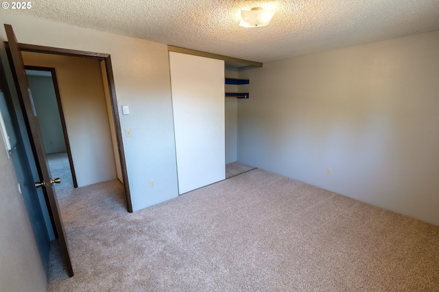 323 S Locust St, Canby, OR 97013 - unfurnished bedroom with carpet flooring, a closet, and a textured ceiling