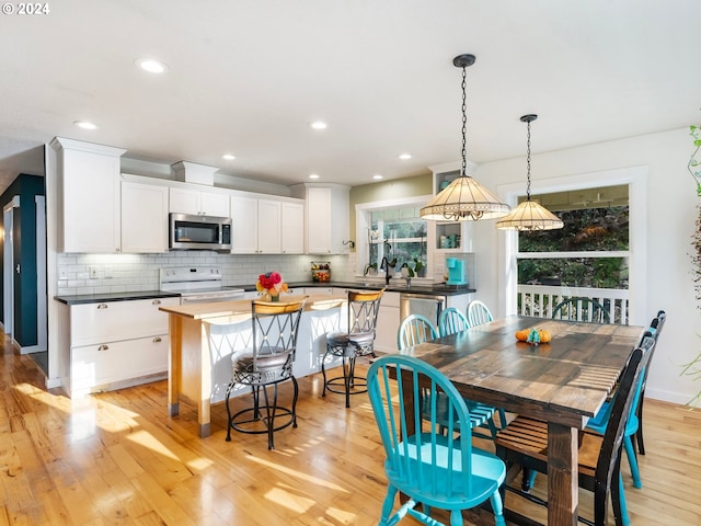 27915 NE Thompson Cir, Yacolt, WA 98675 - dining space featuring light wood-style flooring and recessed lighting