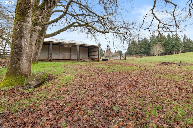 view of yard with an outbuilding