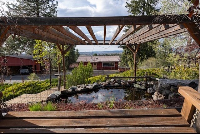 view of yard featuring a pergola