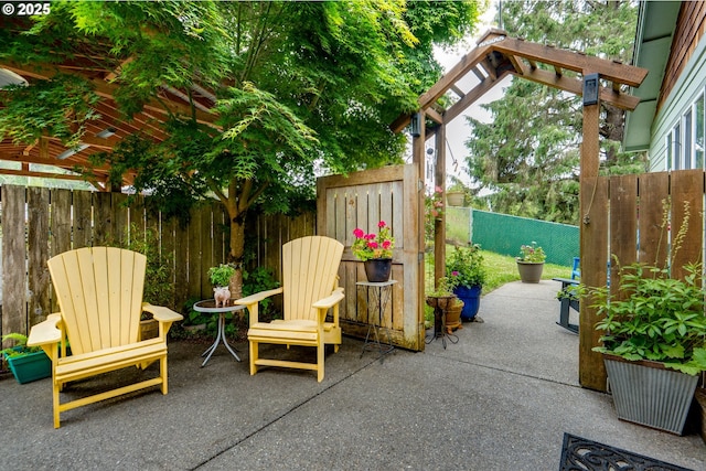 1395 Dooley Ln, Gearhart, OR 97138 - fenced backyard featuring a patio area
