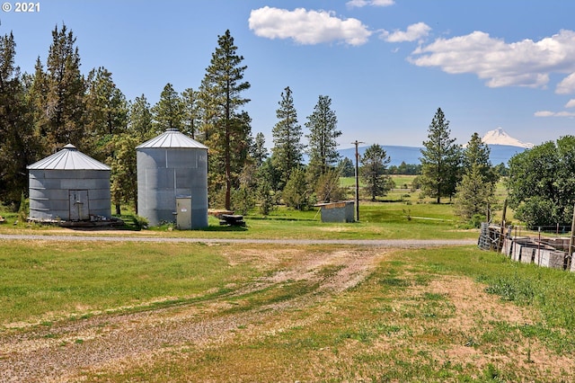 view of yard with an outdoor structure