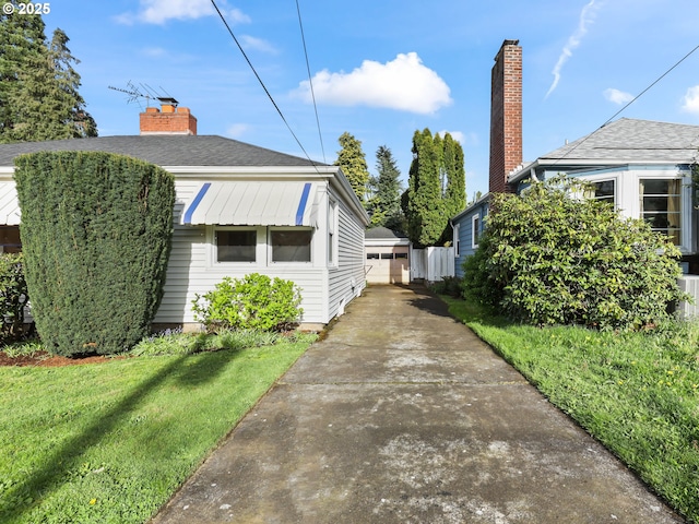 view of front facade with a front lawn