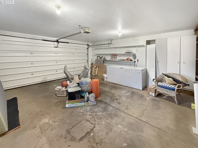 543 Linda Ln, Brookings, OR 97415 - garage featuring a garage door opener