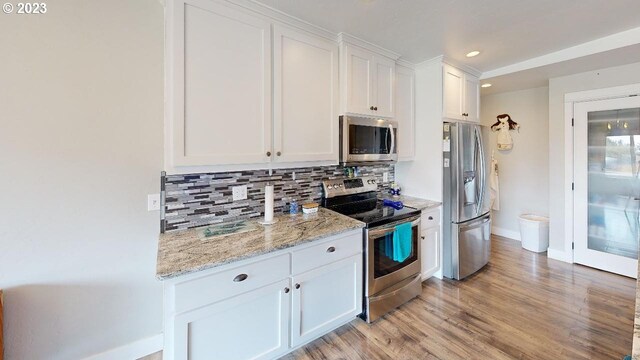 97997 Olsen Ln, Brookings, OR 97415 - kitchen featuring appliances with stainless steel finishes, baseboards, backsplash, white cabinets, and recessed lighting