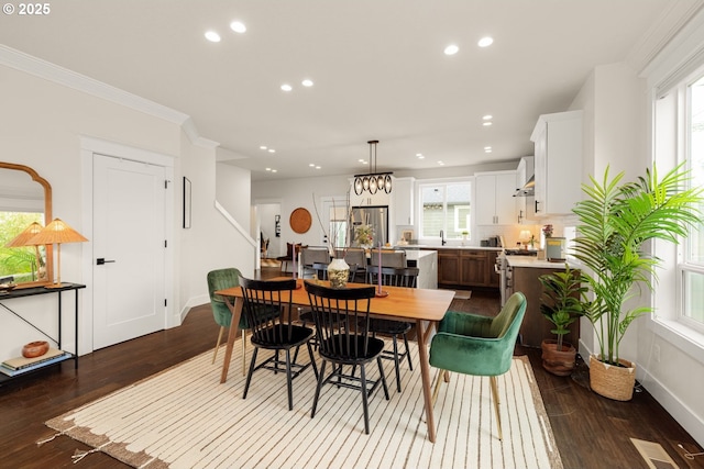 dining area featuring visible vents, dark wood-type flooring, ornamental molding, recessed lighting, and baseboards