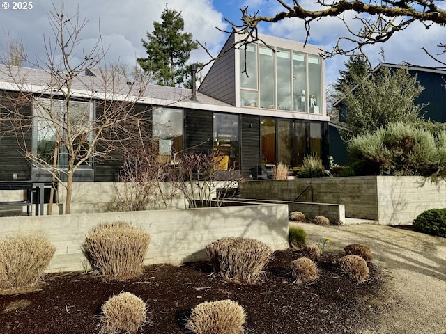 view of front facade with fence