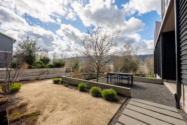view of yard with fence and a mountain view