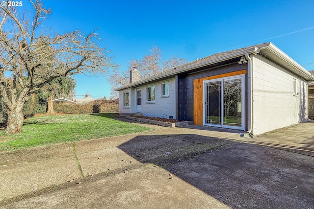 back of house featuring a yard