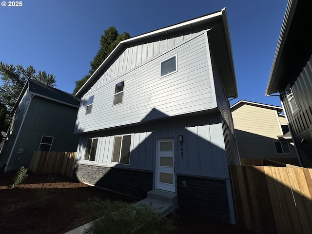 4807 SE Ina Ave, Milwaukie, OR 97267 - back of property with board and batten siding, stone siding, and entry steps