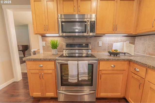 29115 NE 99th Ave, Battle Ground, WA 98604 - kitchen with appliances with stainless steel finishes, tasteful backsplash, dark wood-type flooring, and baseboards
