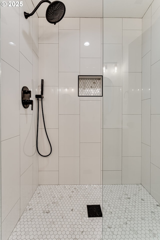 2110 Labona Dr, Eugene, OR 97404 - bathroom with a tile shower