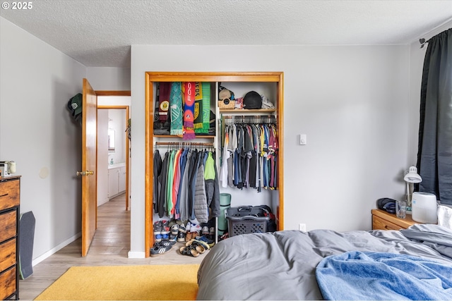 405 Redpath St, Kelso, WA 98626 - bedroom with light wood-style flooring, a closet, and a textured ceiling
