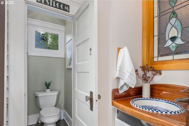 bathroom featuring toilet and sink