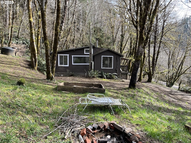 view of yard featuring a forest view