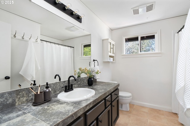 full bath featuring vanity, toilet, baseboards, curtained shower, and visible vents