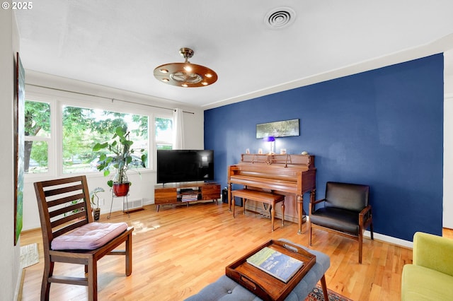 2940 Pearl St, Eugene, OR 97405 - living area featuring light wood-type flooring and baseboards