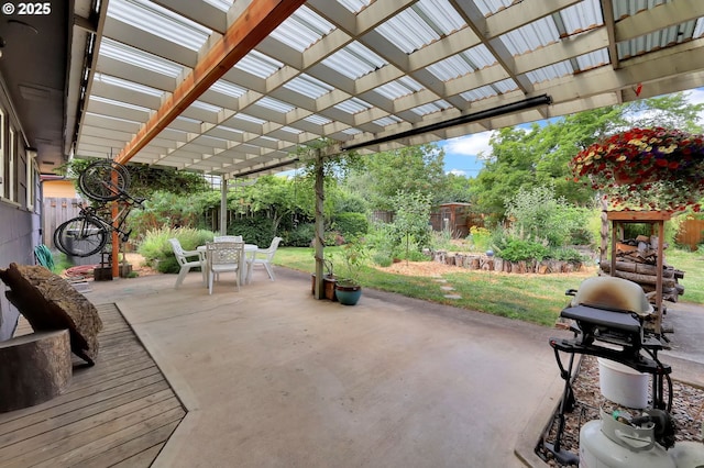 2940 Pearl St, Eugene, OR 97405 - fenced backyard featuring outdoor dining area and a patio