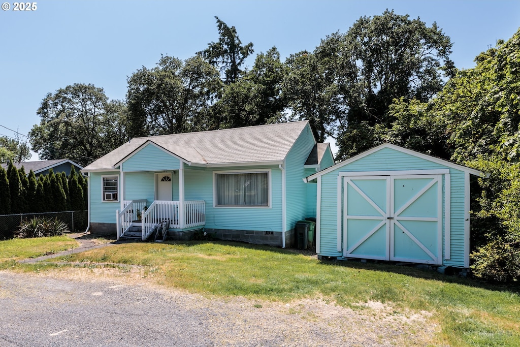 215 S 8th St, Saint Helens, OR 97051 - bungalow featuring a front yard and a shingled roof