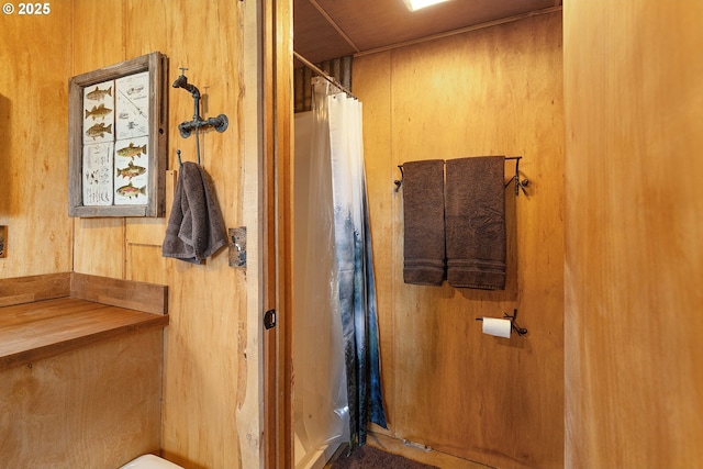 full bathroom featuring a shower with shower curtain