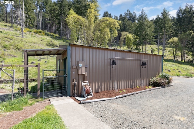 view of outdoor structure featuring fence and an outdoor structure