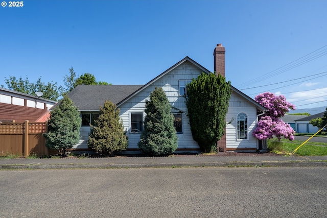 520 Elm Ave, Tillamook, OR 97141 - view of front of home featuring a chimney