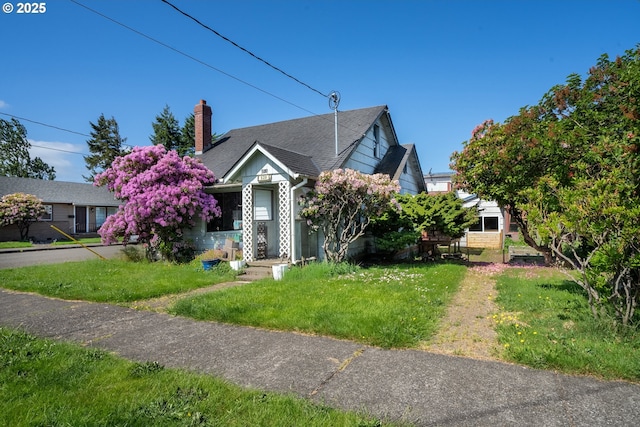 520 Elm Ave, Tillamook, OR 97141 - view of front of house featuring a chimney and a front yard