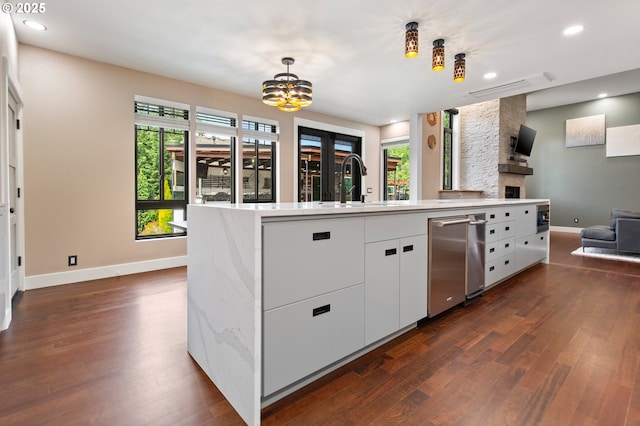 22961 SE Filbert Rd, Eagle Creek, OR 97022 - kitchen featuring open floor plan, baseboards, a chandelier, dark wood-style flooring, and recessed lighting