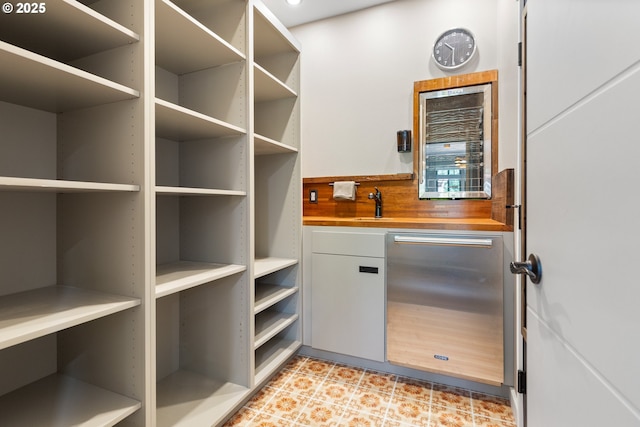 22961 SE Filbert Rd, Eagle Creek, OR 97022 - pantry featuring beverage cooler and a sink