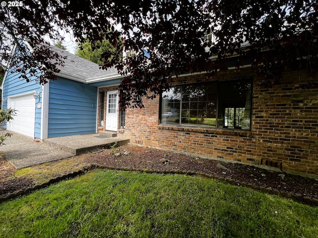 1011 Heather Ct, Reedsport, OR 97467 - view of front facade featuring brick siding, a garage, roof with shingles, and a front yard
