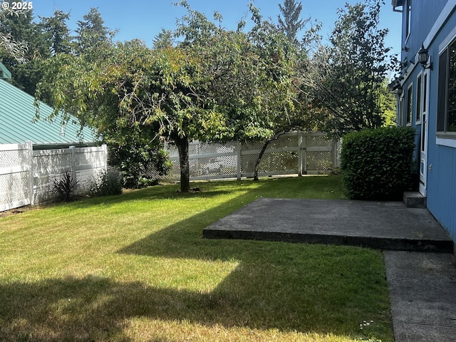1011 Heather Ct, Reedsport, OR 97467 - fenced backyard featuring a patio