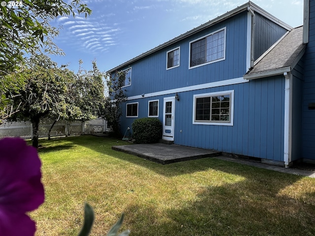 1011 Heather Ct, Reedsport, OR 97467 - back of property with a patio area