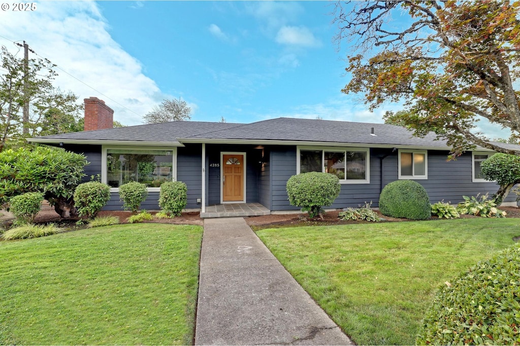 ranch-style house featuring a front yard